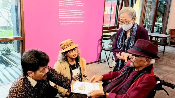 Seniman Ternama Indonesia AD Pirous Sampaikan Pidato Kebudayaan di Kongres Peradaban Aceh
